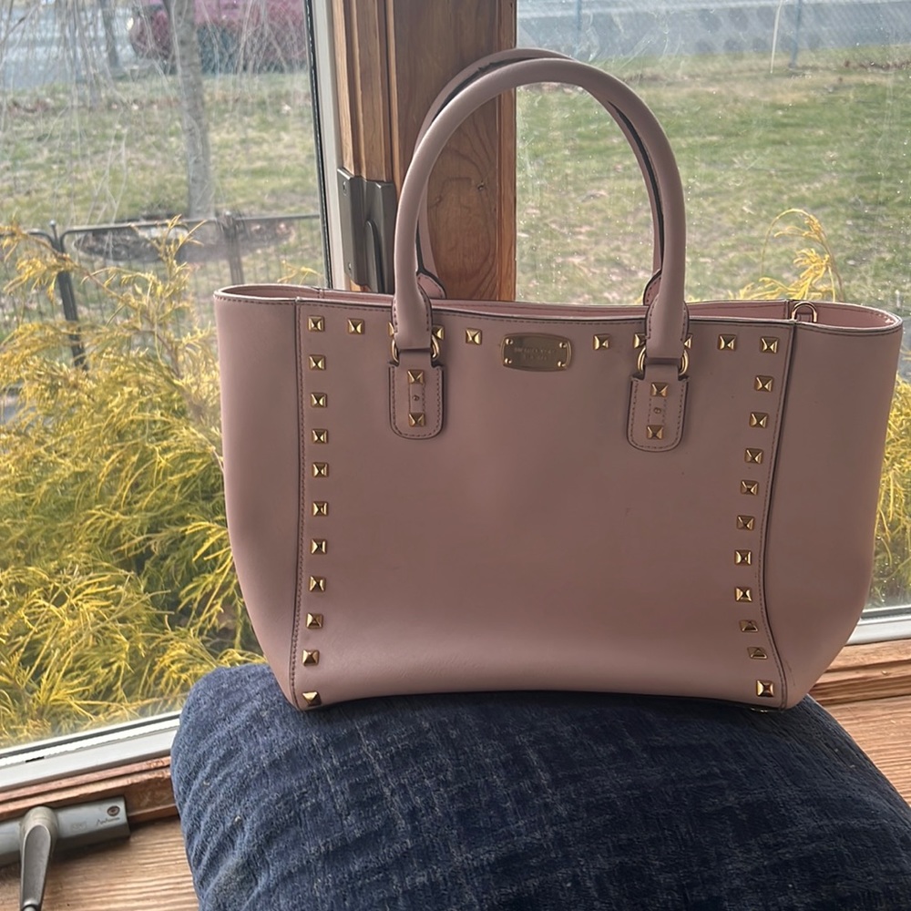 Really cute like pink Michael Kors bag.